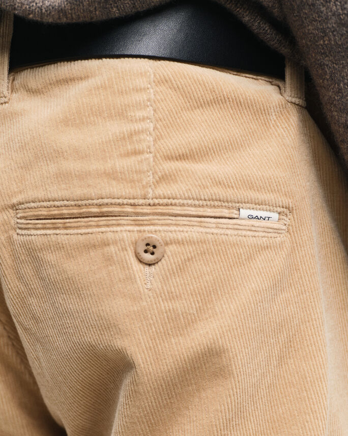 Pantalon chino slim fit en velours côtelé